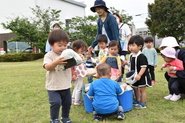 お弁当のおかずを模したおもちゃに集まる子どもたち