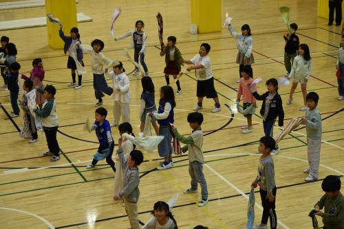 タオルをまわす小学生