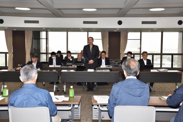 6月の定例記者会見で挨拶する市長の写真
