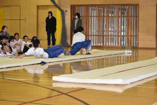 準備体操の仕方を実演