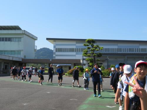 学校を出発