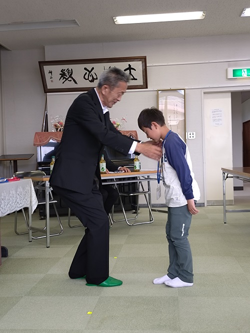 教育長から名札授与