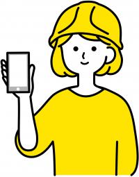ヘルメットをかぶってスマホを見せる女性