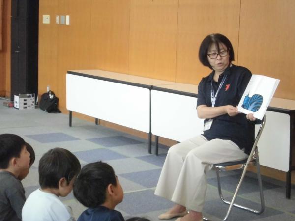 「ねこどんなかお」の読み聞かせの様子
