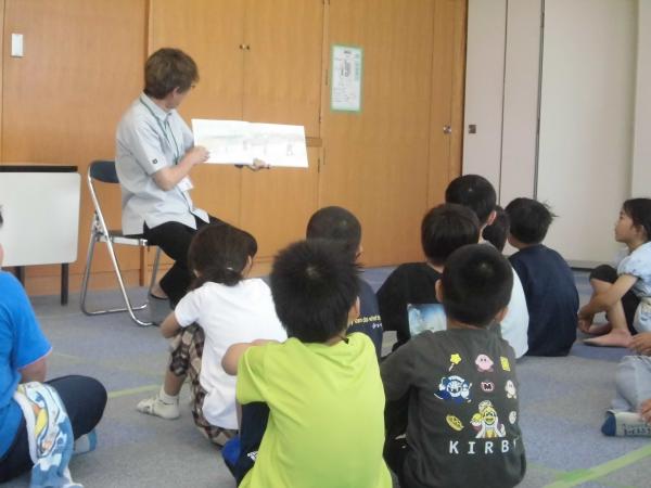 「くまさぶろう」の読み聞かせの様子