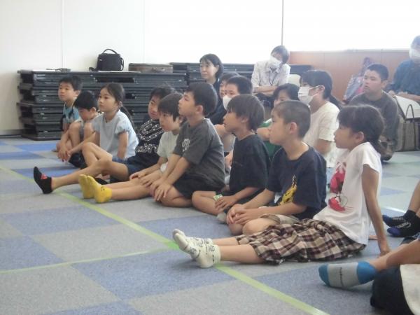 真剣にお話しをきく子どもたち