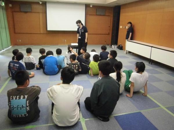 映画の説明を聞く子どもたち