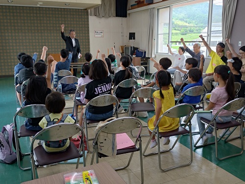 児童たちの士気をあげる教育長
