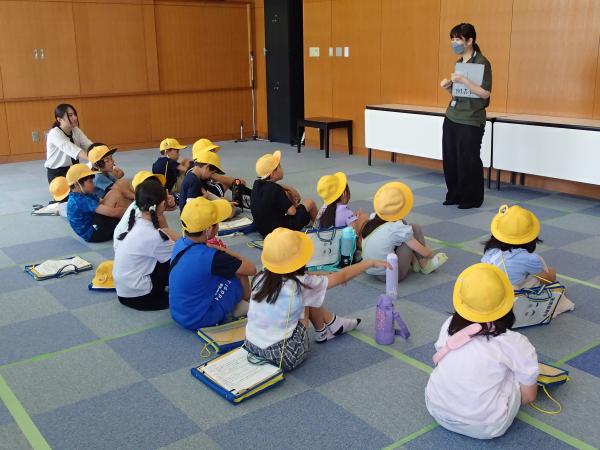 見学の前に説明を聞く児童
