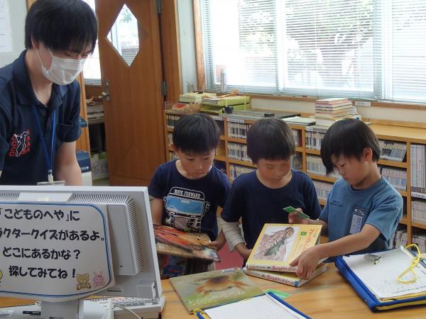 貸し出し業務の体験の様子
