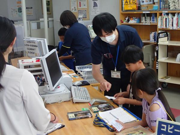 貸し出し業務の体験の様子３
