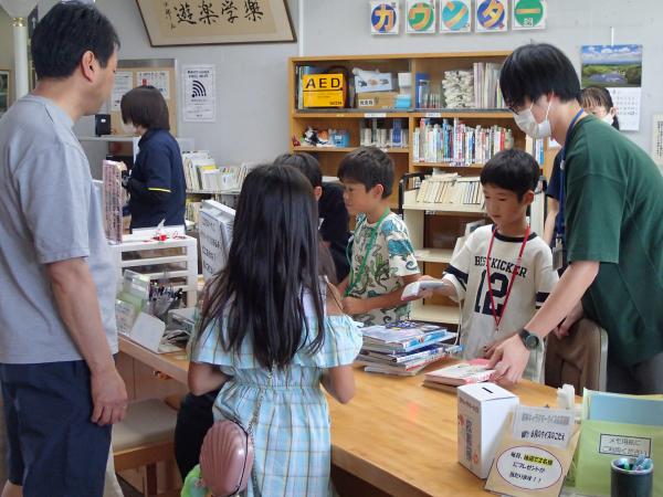 カウンターでの貸し出し処理を体験