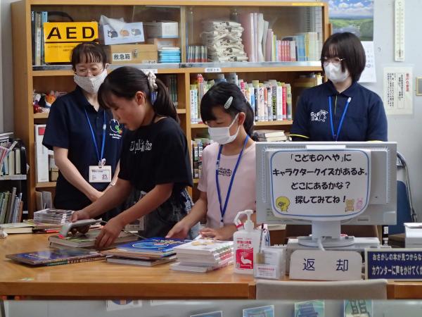 カウンターで返却処理の仕事を体験