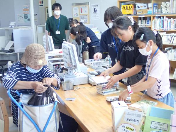 カウンターでの貸出業務