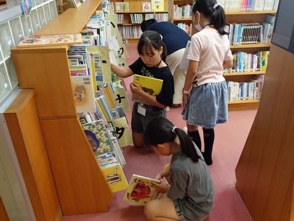こどものへやで配架作業を体験する児童