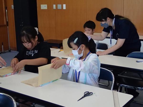 ブックカバーかけをする子どもたち