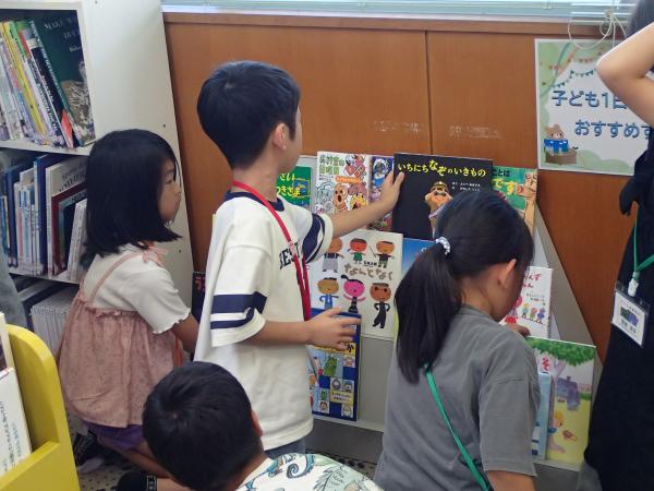 おすすめの本を展示する様子