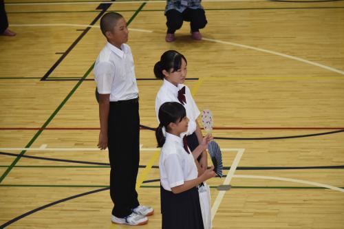 長狭中学校からのプレゼントを紹介