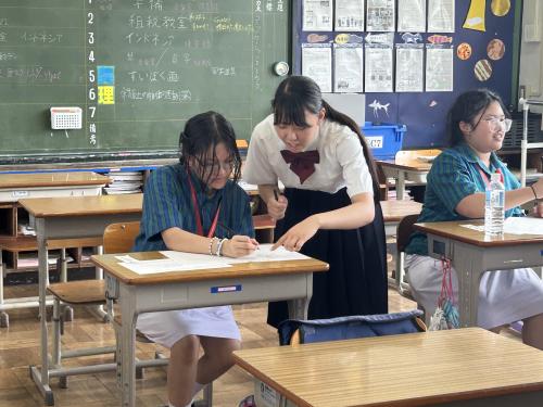 女生徒同士での教え合い