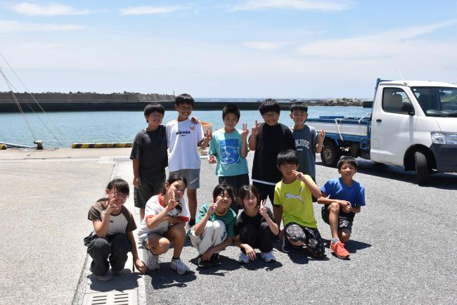 放流に参加した生徒で記念撮影