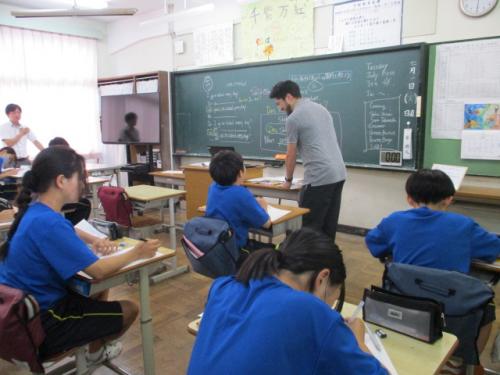 英語指導助手と生徒の関わりの様子