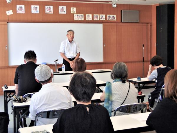俳句をひねる参加者