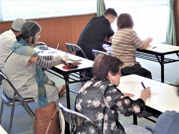 俳句を作る参加者1