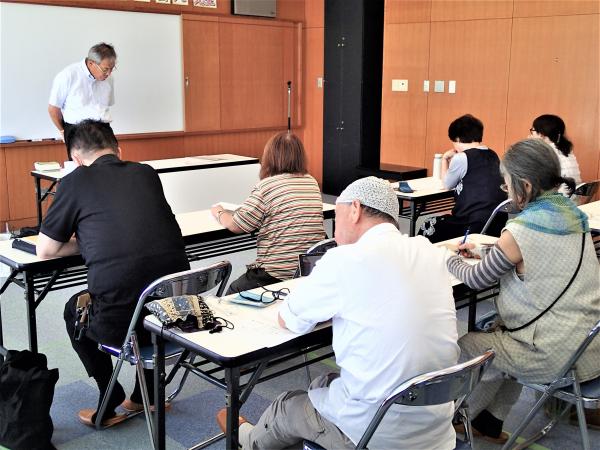 俳句を作る参加者2