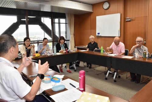 お弁当を食べながら市民と話す市長の写真