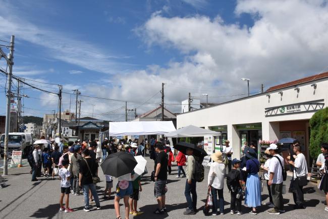 賑わいを見せる安房鴨川駅の写真