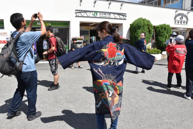 萬祝染を試着する女性