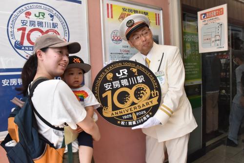 ヘッドマークを持つ駅長