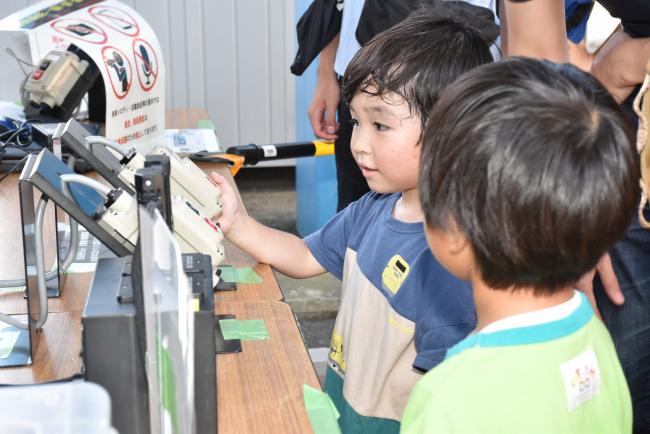 体験を楽しむ子どもの写真