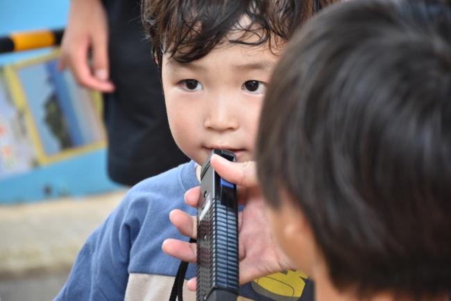 アナウンス体験を行う子ども