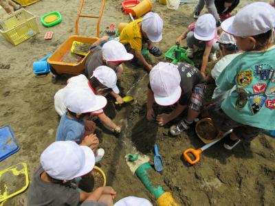 砂場で街作り「みんなで力を合わせて作るんだ！」