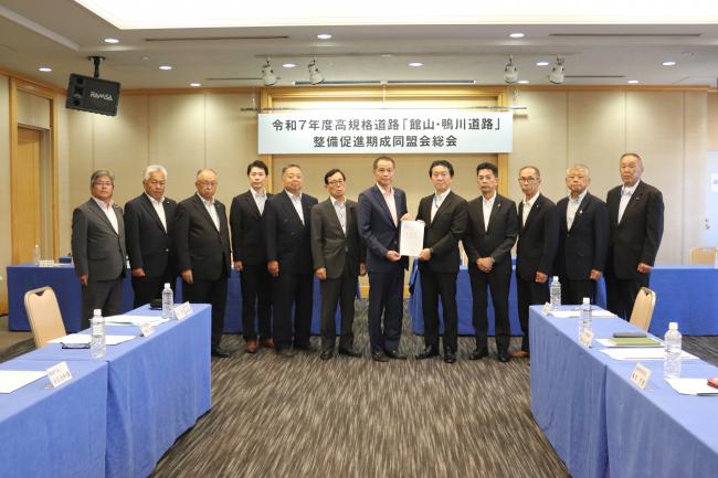 要望書を千葉県県土整備部長へ手渡す会長　佐々木久之　鴨川市長（写真左から７人目）の写真