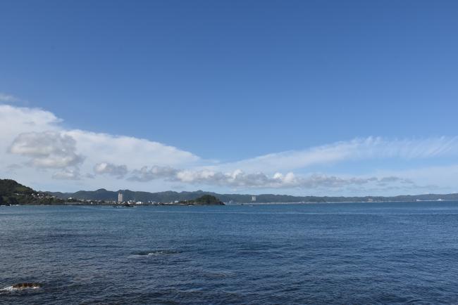 太海海岸からみた鴨川の街並み