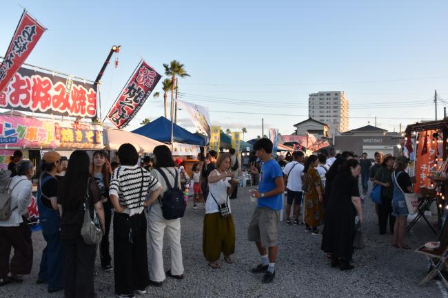 さまざまな出店が並んだ市民会館跡地の様子