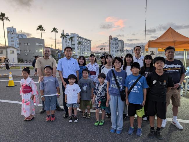 カウントダウンを行った天津小湊小学校6年生と佐々木市長の写真
