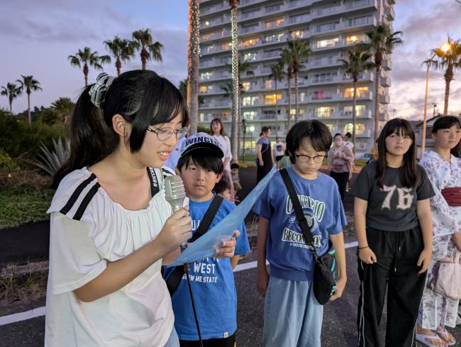 カウントダウンをする天津小湊小学校6年生の女子児童
