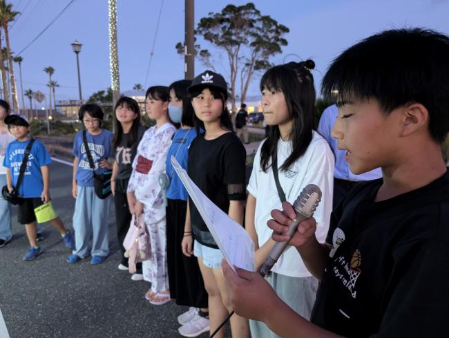 カウントダウンをする天津小湊小学校の6年生男子