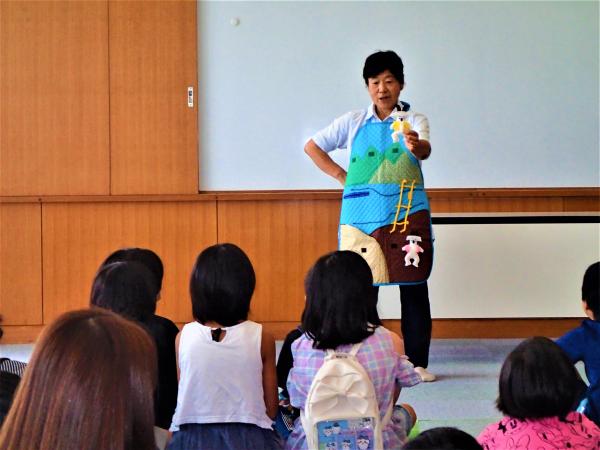 3びきのやぎのガラガラドンをエプロンシアターで披露するボランティアさん