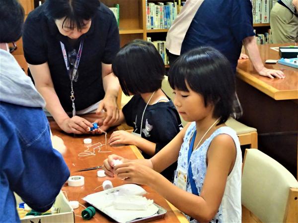 工作を楽しむ子どもたち