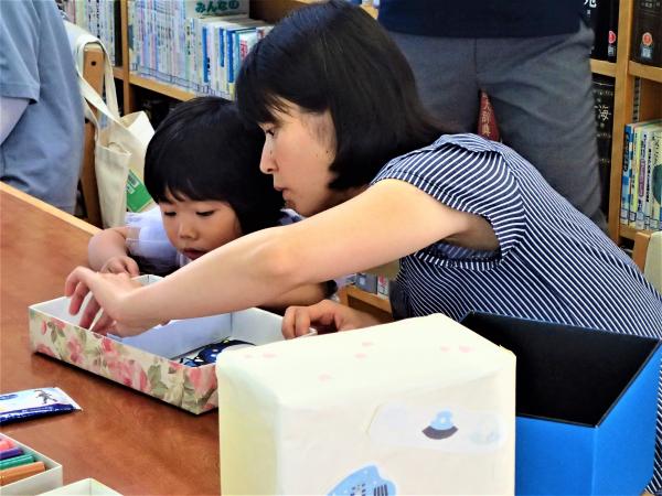 親子で協力しながら作品を完成させました
