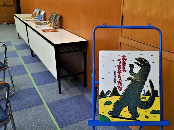 映画に関連する本を会場に展示しました