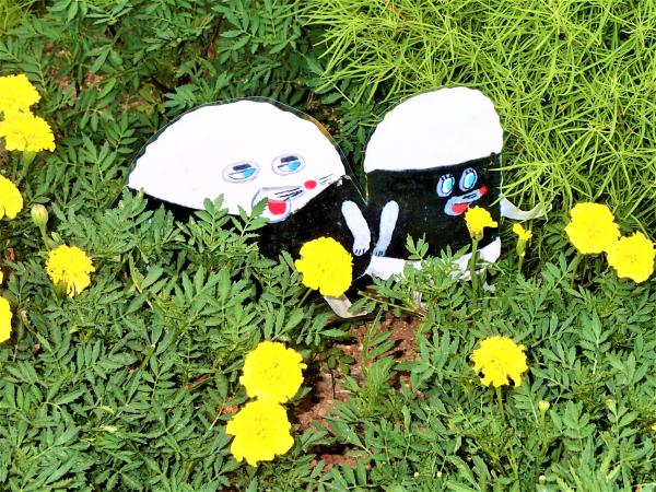 マリーゴールドの花に囲まれるキャラクター