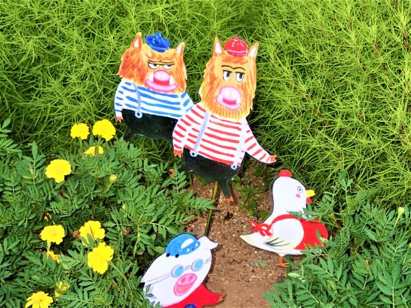 コキアとマリーゴールドの間でキャラクターたちが遊んでいます