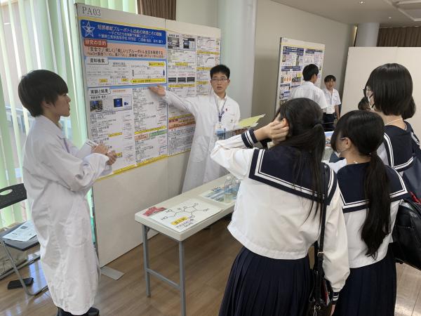 会場で説明するポスターの部の学生の写真