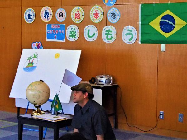 ブラジルについておはなしする講師のソウザ・ムリロさん
