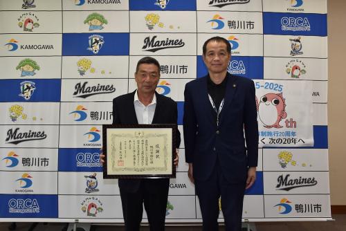 ▲市長に千葉県知事感謝状の受賞を報告する仲区の吉野会計（写真左）